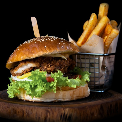 Ein Bild eines Burgers mit Pommes