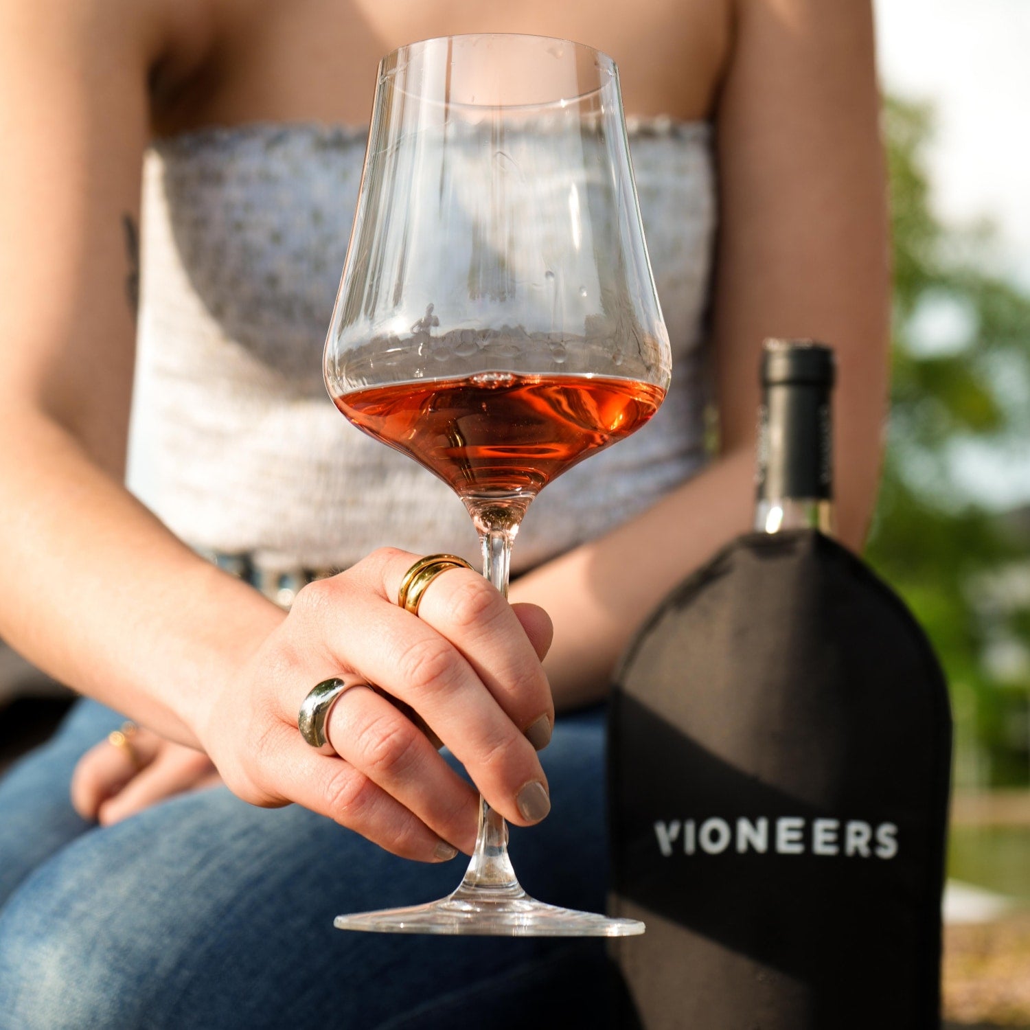 Unsere Kollegin Jasmin, wie sie nach einem Glas Roséwein greift