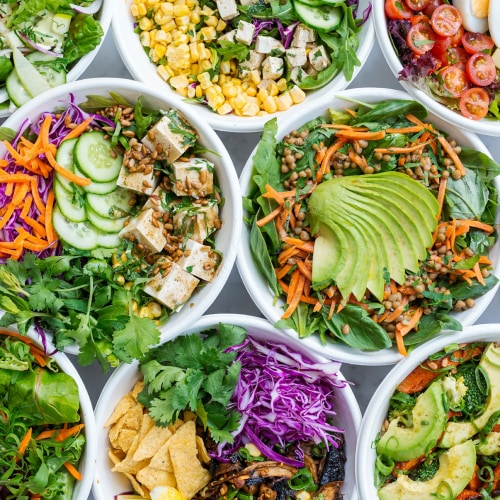 Ein Bild von bunten Salaten