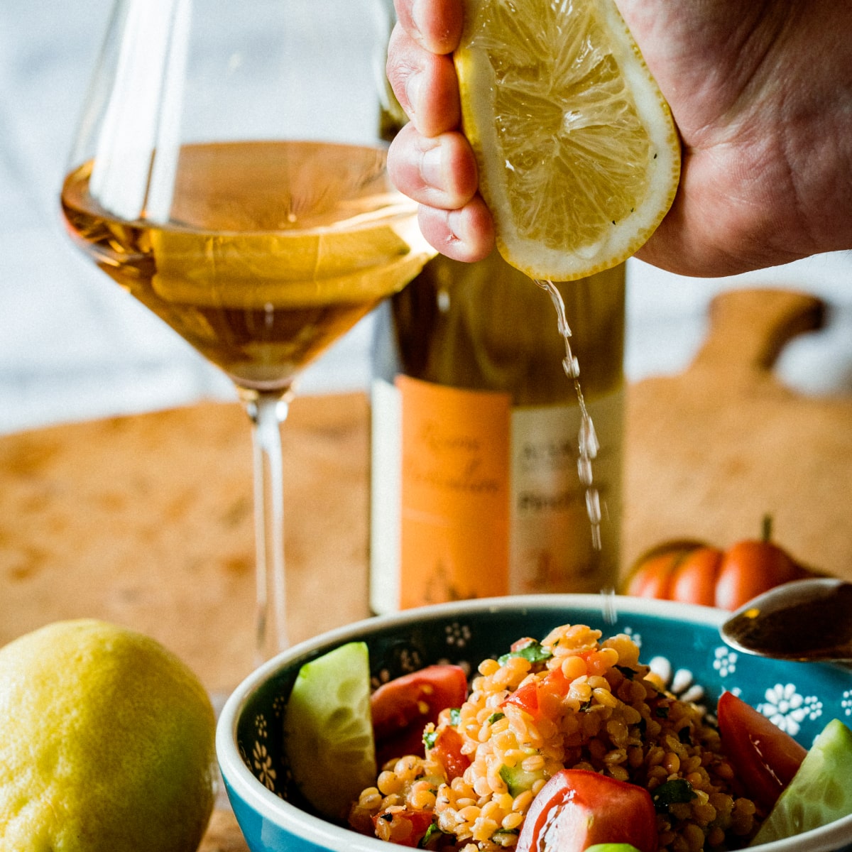 Ein gesunder Salat mit einem schönen Glas Wein.