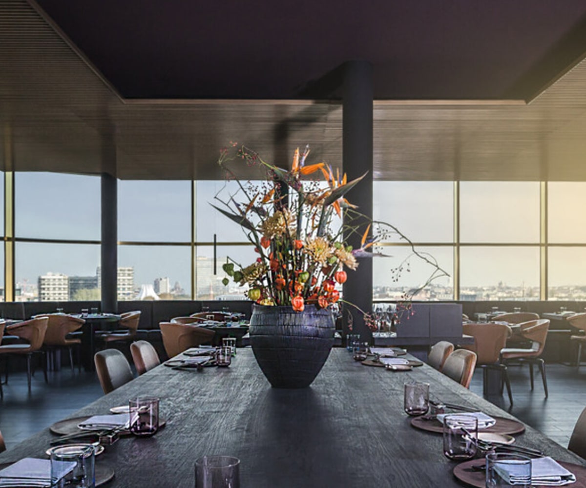 Ein großer Tisch im Restaurant Golvet in Berlin