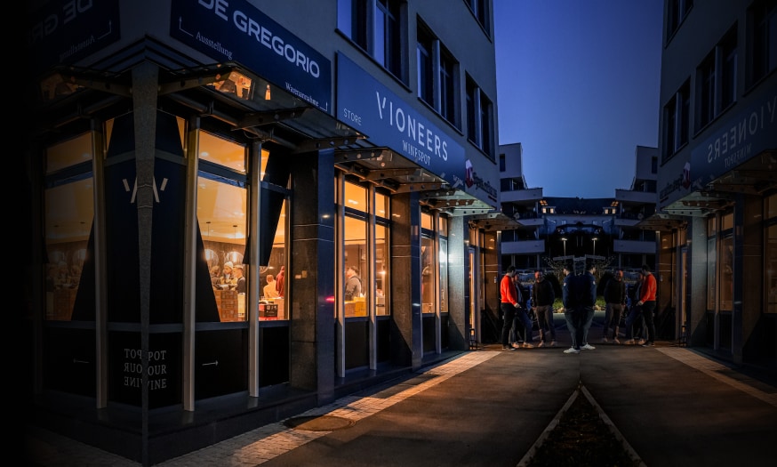 Ein Bild des Winespots von draußen am Abend 